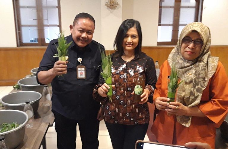 Vita Ervina bersama Warjito dan Dwi Rusni memperlihatkan hasil Biosaka di Bimtek Peningkatan Produktivitas Komoditas Tanaman Pangan, 28 Juli 2023 di hotel Surya Asia Wonosobo.