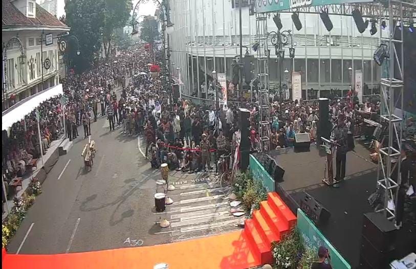 Asia Afrika Festival Berlangsung Meriah! Ribuan Warga Tumplek di Jalan Asia Afrika Bandung