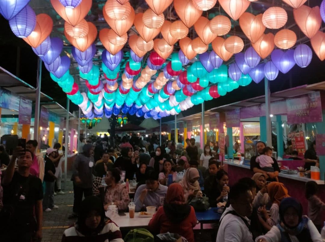 Pengunjung Festival Kuliner Pasar Raya Tangerang.