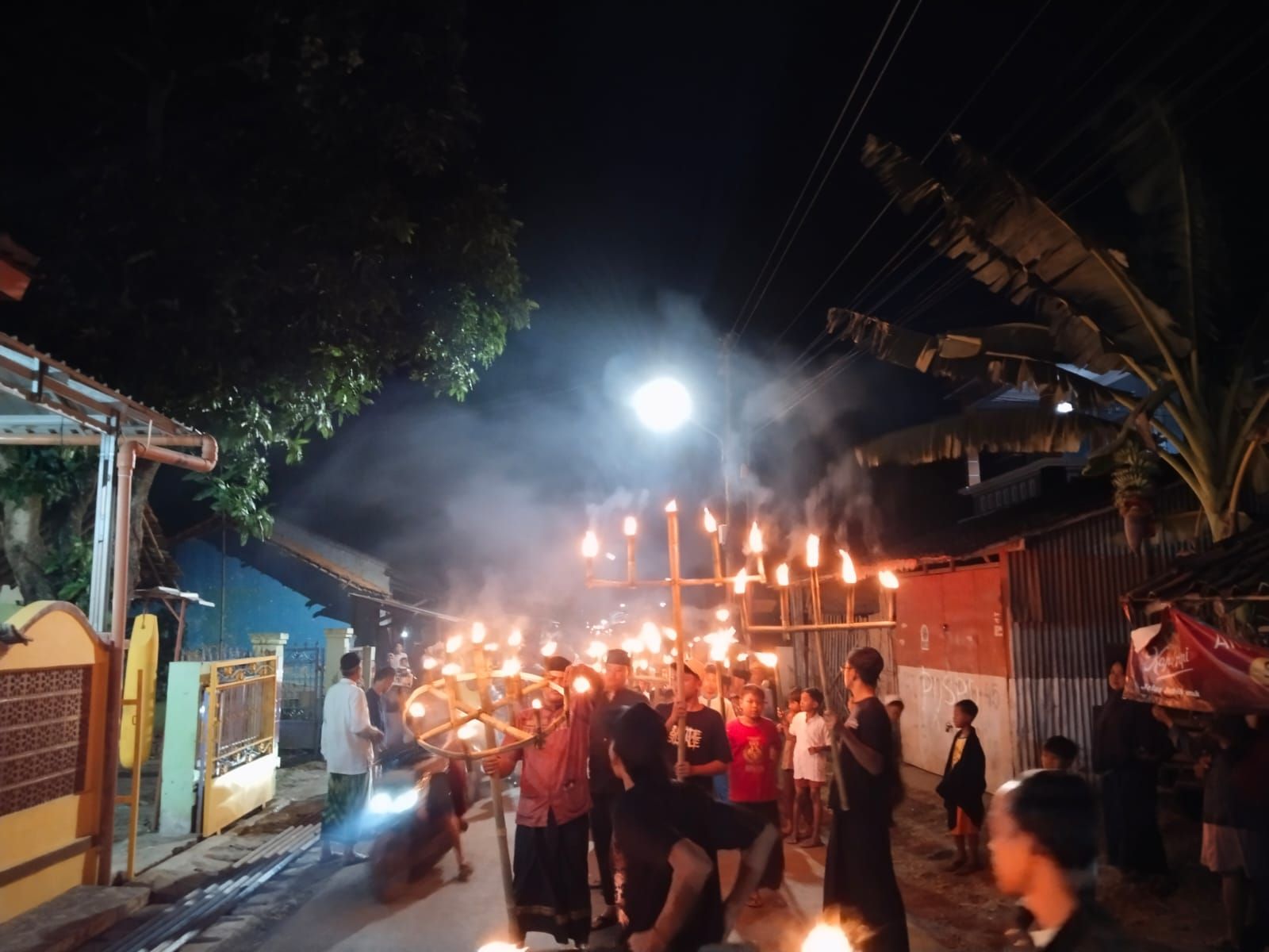 Kemeriahan pawai obor peringatan bulan Muharram di Desa Jatibarang Kidul.
