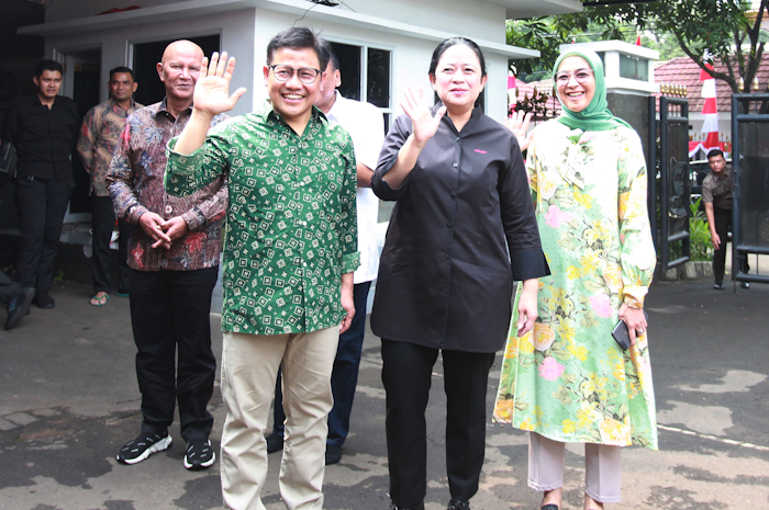 Ketua Umum Partai Kebangkitan Bangsa (PKB) Muhaimin Iskanda dan Ketua DPP PDI Perjuangan Puan Maharani melambaikan tangan saat pertemuan di rumah dinas Muhaimin di Jalan Widya Chandra IV, Jakarta, Kamis (27/7/2023).