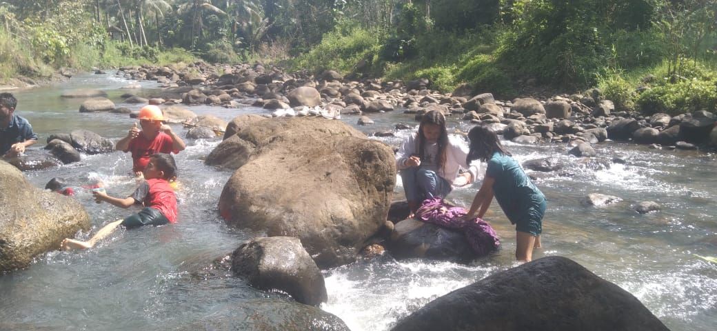Warga mandi di Sungaii Anyorang.