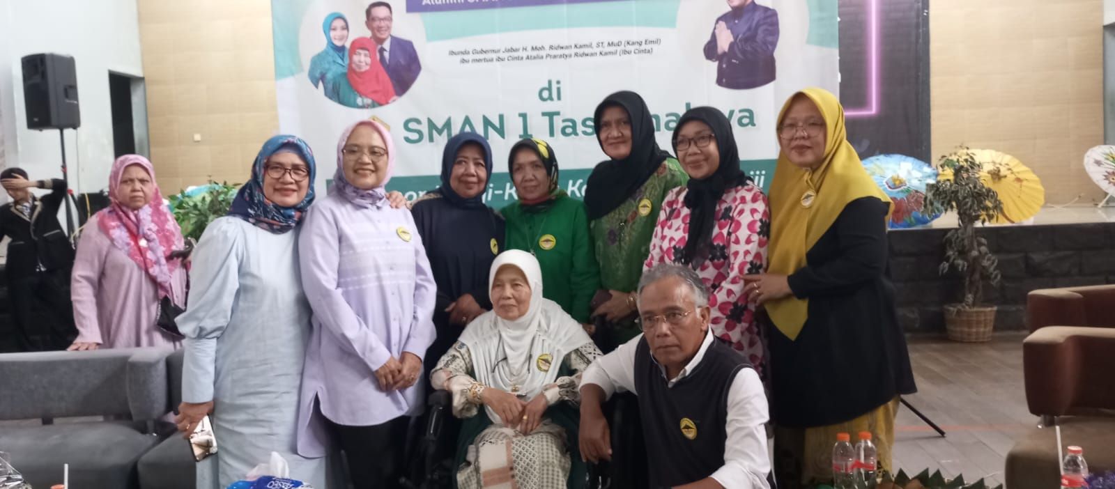 Ibunda Gubernur Jawa Barat Ridwan Kamil, Hj Tjutju Sukaesih (84) di almamaternya SMAN 1 Tasikmalaya, Minggu 30 Juli 2023.*/kabar-priangan.com/Irman Sukmana