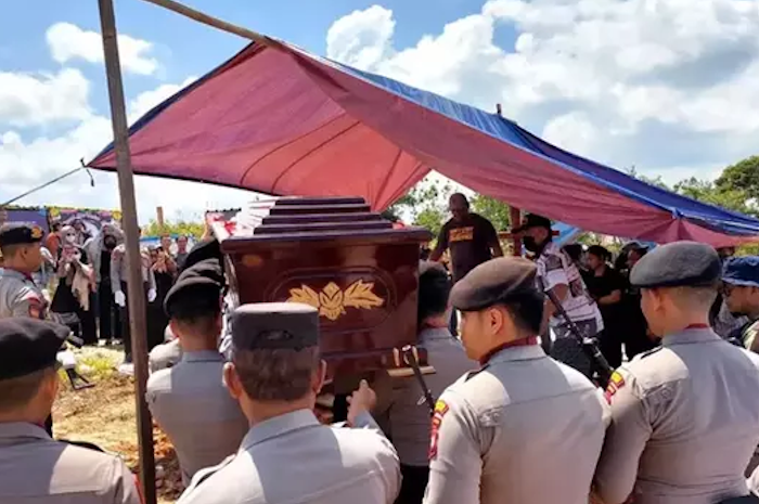 Jenazah Bripda Ignatius Dwi Frisco Sirage (IDF) dimakamkan di Nanga Pinoh, Kabupaten Melawi, Kalimantan Barat, Rabu 26 Juli 2023 dengan upacara militer.