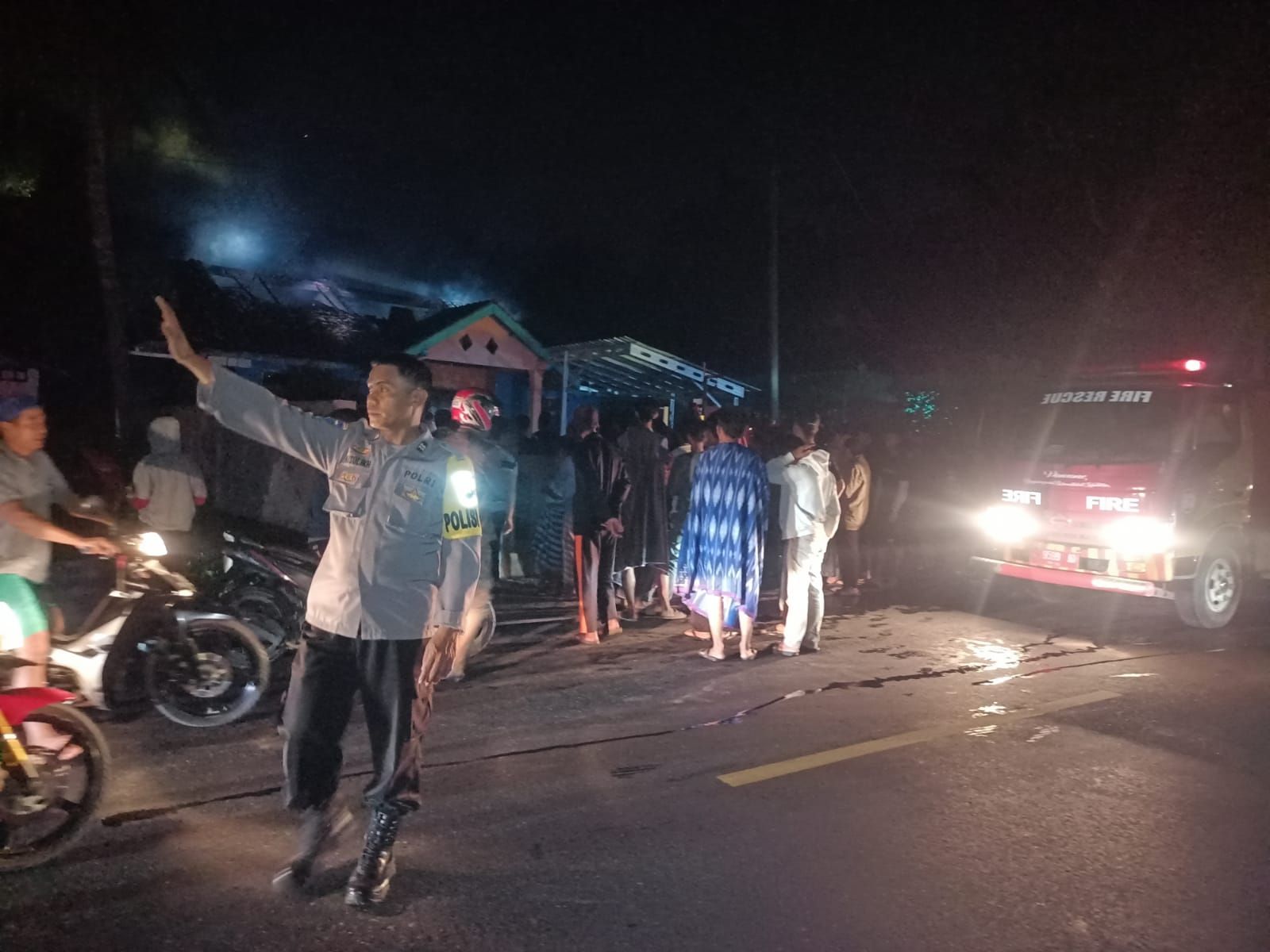 Petugas dari Polsek Susukan saat melakukan pengaturan lalu lintas di Jalan Banyumas-Banjarnegara, lokasi terjadinya kebakaram di Desa Panerusan Kulon pada Sabtu 29 Juli 2023 malam