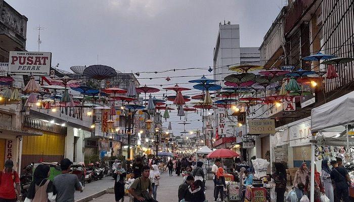 Ornamen payung tergantung di sekitar Alun-alun Tasikmalaya.