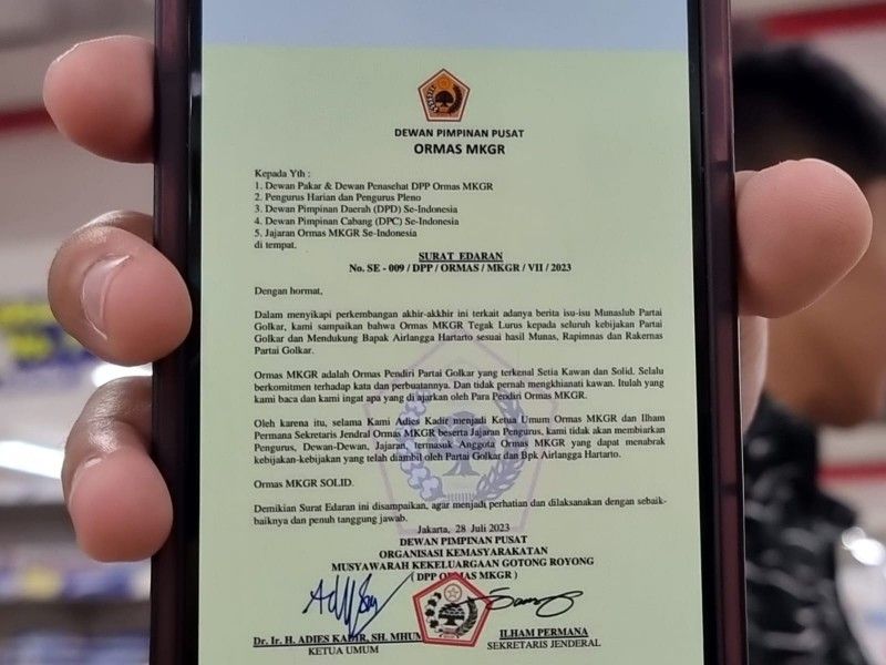 Surat edaran DPP Ormas Musyawarah Kekeluargaan Gotong Royong (MKGR) yang tersebar di kalangan kader. /Zona Surabaya Raya/PRMN