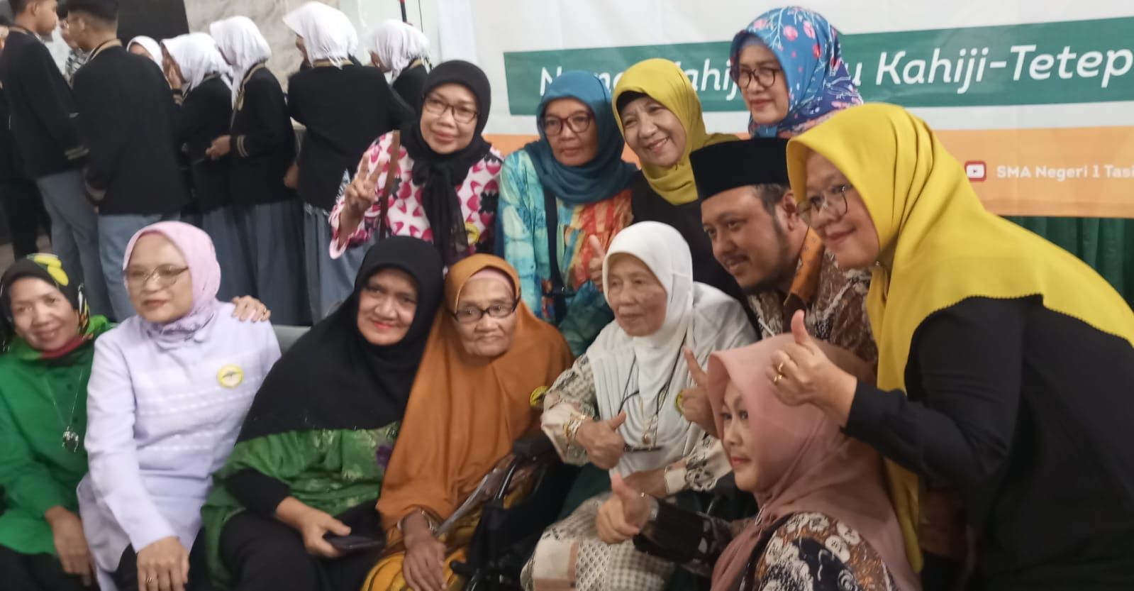 Ibunda Gubernur Jawa Barat Ridwan Kamil, Hj Tjutju Sukaesih (84) di almamaternya SMAN 1 Tasikmalaya, Minggu 30 Juli 2023.*/kabar-priangan.com/Irman Sukmana