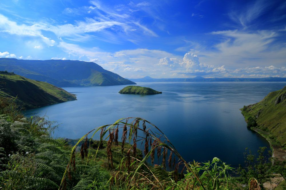 Pesona Danau Toba yang menjadi destinasi wisata populer di Indonesia