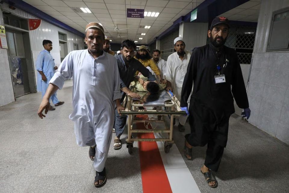 Akibat adanya bom bunuh diri yang meledak di Pakistan ketika terjadi rapat politik, puluhan orang tewas dan ratusan luka-luka.