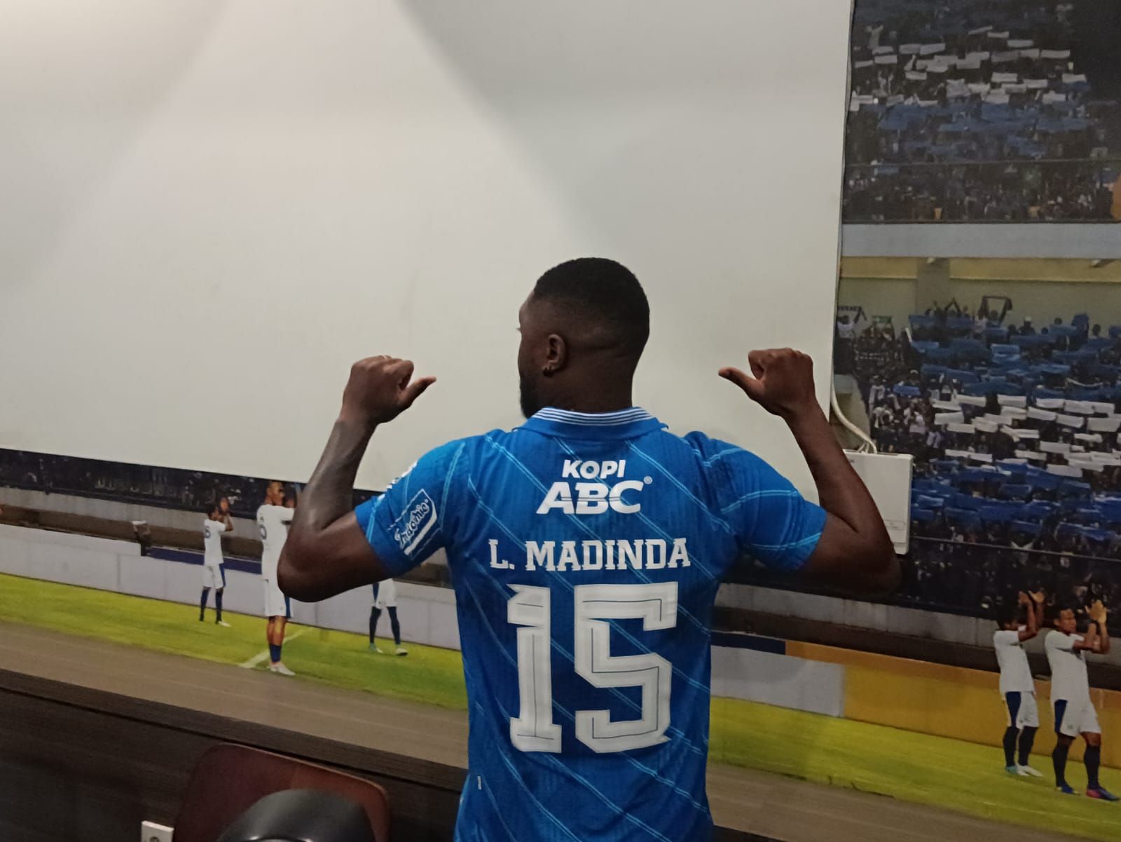 Pemain baru Persib Bandung, Levy Madinda dikenalkan ke bobotoh dengan mengenakan nomor punggung 15.