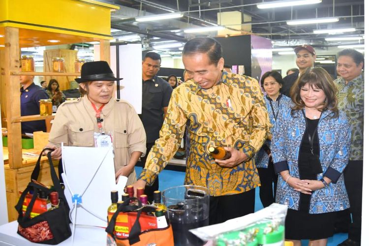 Presiden Jokowi melihat produk barang-barang saat acara pengukuhan pengurus Asosiasi Pengusaha Indonesia (Apindo) 2023-2028.