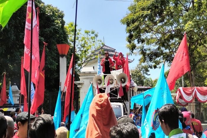 Buruh di Cimahi menyerbu Kantor Wali Kota Cimahi, Selasa, 1 Juli 2023. Mereka berdemonstrasi menuntut dicabutnya UU Omnibus Law.
