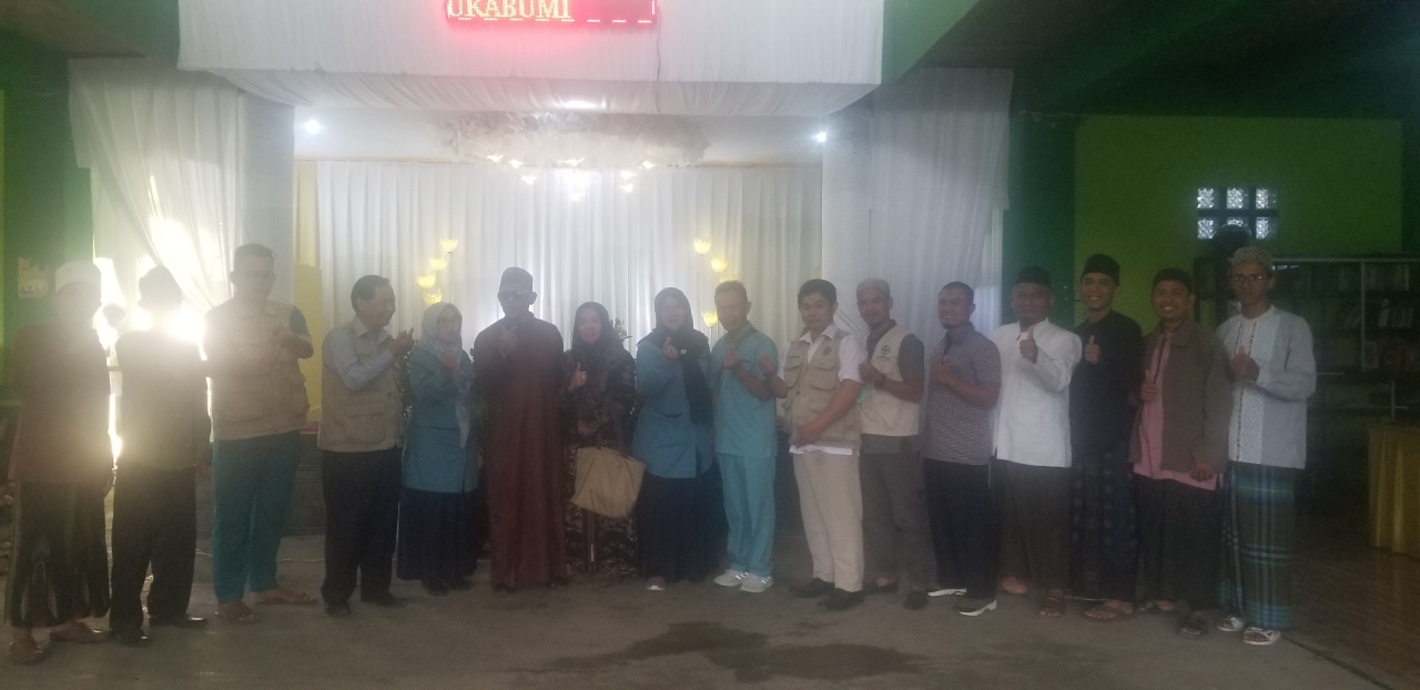 Pimpinan Ponpes Asy-Syathibiyyah bersama petugas dari Rumah Sakit Palabuhanratu dan Klinik Korpri. 