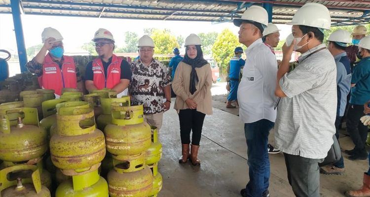 Anggota Komisi VII DPR RI Bambang Hermanto dan Pertamina cek ketersediaan gas LPG di Cirebon.