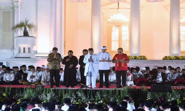 Tokoh-tokoh agama berkumpul dan berdoa bersama untuk Indonesia.