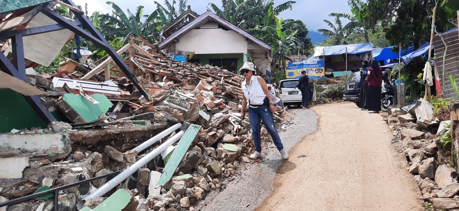 Wienny Soewarma ketika aktif terjun langsung membantu korban di lokasi gempa di Kabupaten Cianjur tahun silam.*/  