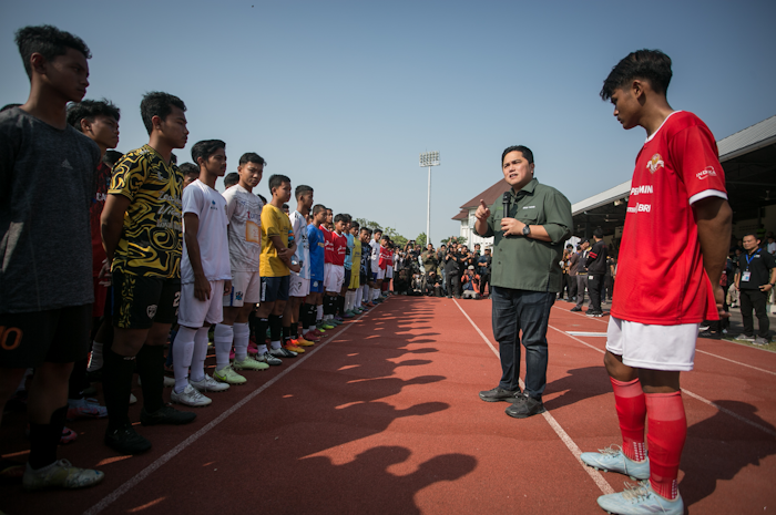 Ketua Umum PSSI Erick Thohir (kedua kanan) berbincang dengan calon pemain Timnas sepak bola U-17 yang mengikuti seleksi di Stadion Sriwedari, Solo, Jawa Tengah, Minggu (23/7/2023).