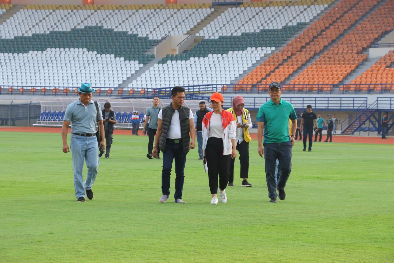 Bupati Bandung Dadang Supriatna bersama FIFA di venue Piala Dunia U-17 Stadion Si Jalak Harupat./ Diskominfo