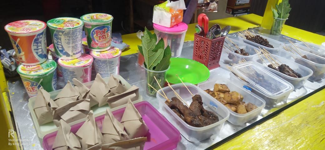 Aneka menu yang dijual di Angkringan Mas Genjlus Depan Pasar Pakikiran Susukan Banjarnegara 