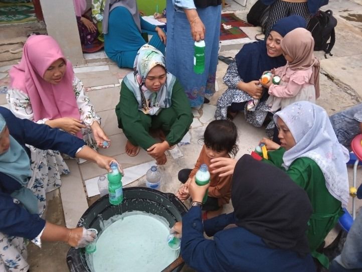 Ibu Ibu rumah tangga warga RT 007 RW 002 perumahan Taman Bentiring, Kota Bengkulu sangat antusias praktek pembuatan sabun cair cuci piring.