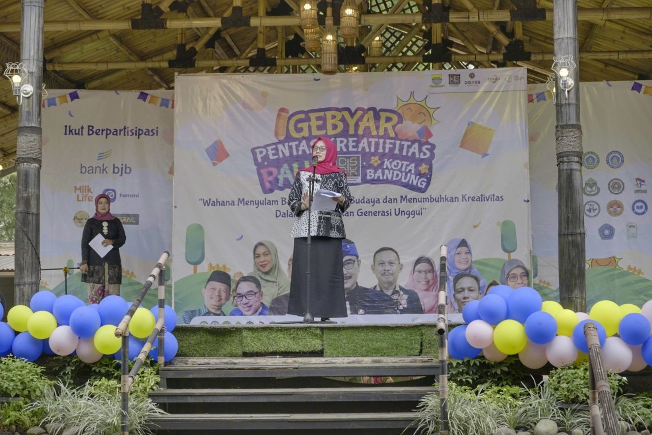 Cici Ema Sumarna selaku Ketua GOPTKI menyampaikan harapan dan pesan di Gebyar Pentas Kreativitas PAUD