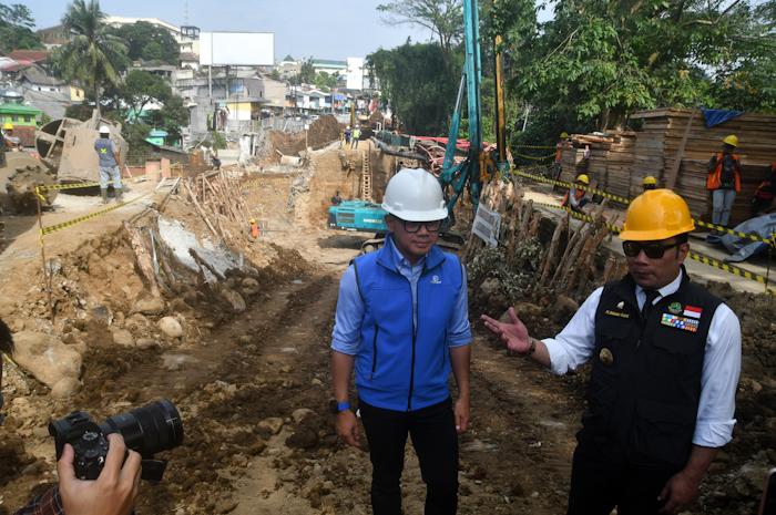 Wali Kota Bogor Bima Arya bersama mantan Gubernur Jawa Barat Ridwan Kamil mengecek pembangunan Jembatan Otista.