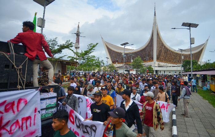 Aksi unjuk rasa masyarakat Air Bangis dan Aliansi BEM Sumbar di Padang, Selasa (1/8/2023)