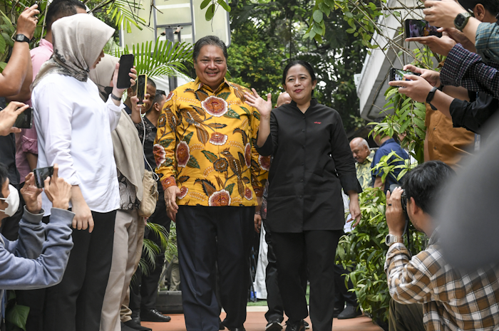 Ketua Umum Partai Golkar Airlangga Hartarto (kiri) berjalan bersama Ketua DPP PDI Perjuangan Puan Maharani (kanan) usai melakukan pertemuan di kediaman Airlangga Hartarto di Jakarta, Kamis (27/7/2023).