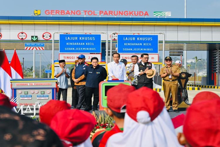 Menteri BUMN dan Gubernur Jawa Barat, Ridwan Kamil, mendampingi Presiden Jokowi meresmikan tol Parungkuda.