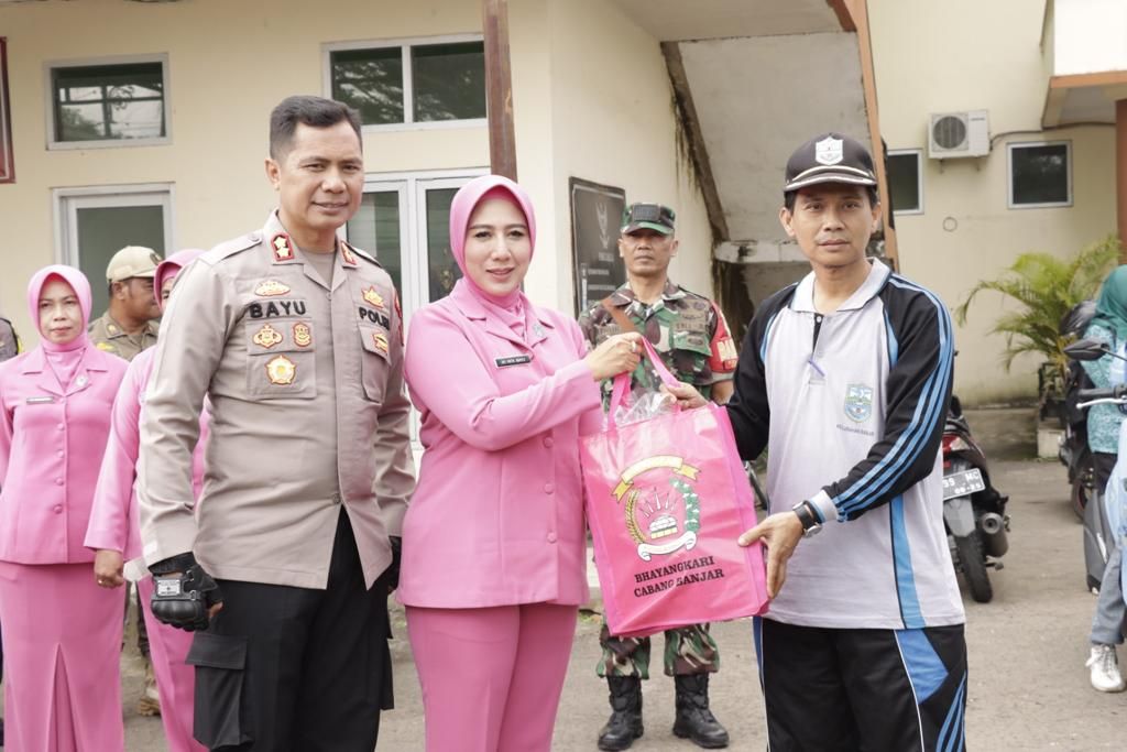 BAKSOS Ketua Bhayangkari Cabang Banjar Ny. Nita Bayu kepada masyarakat di Kota Banjar.