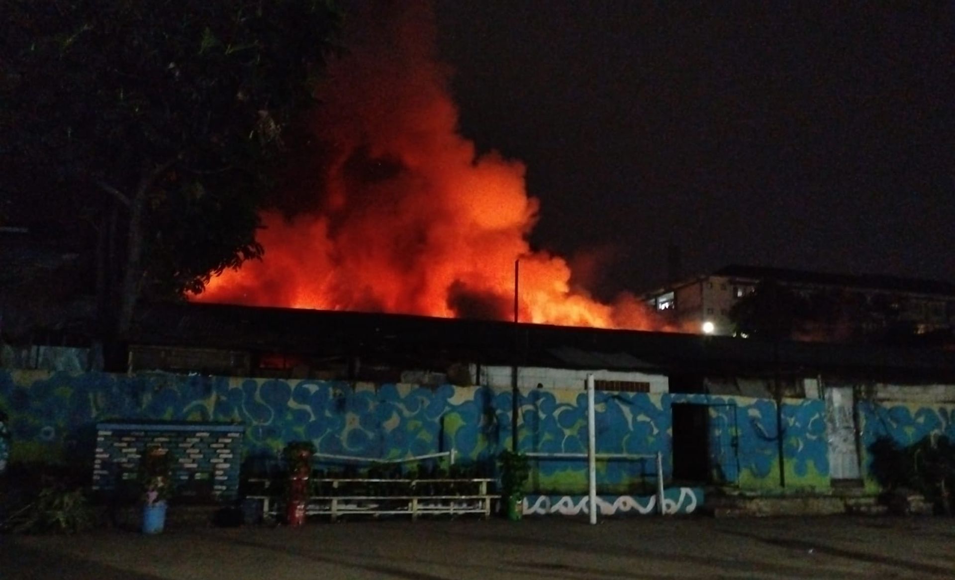 Pasar Sadang Serang Kota Bandung dilanda kebakaran malam hari ini