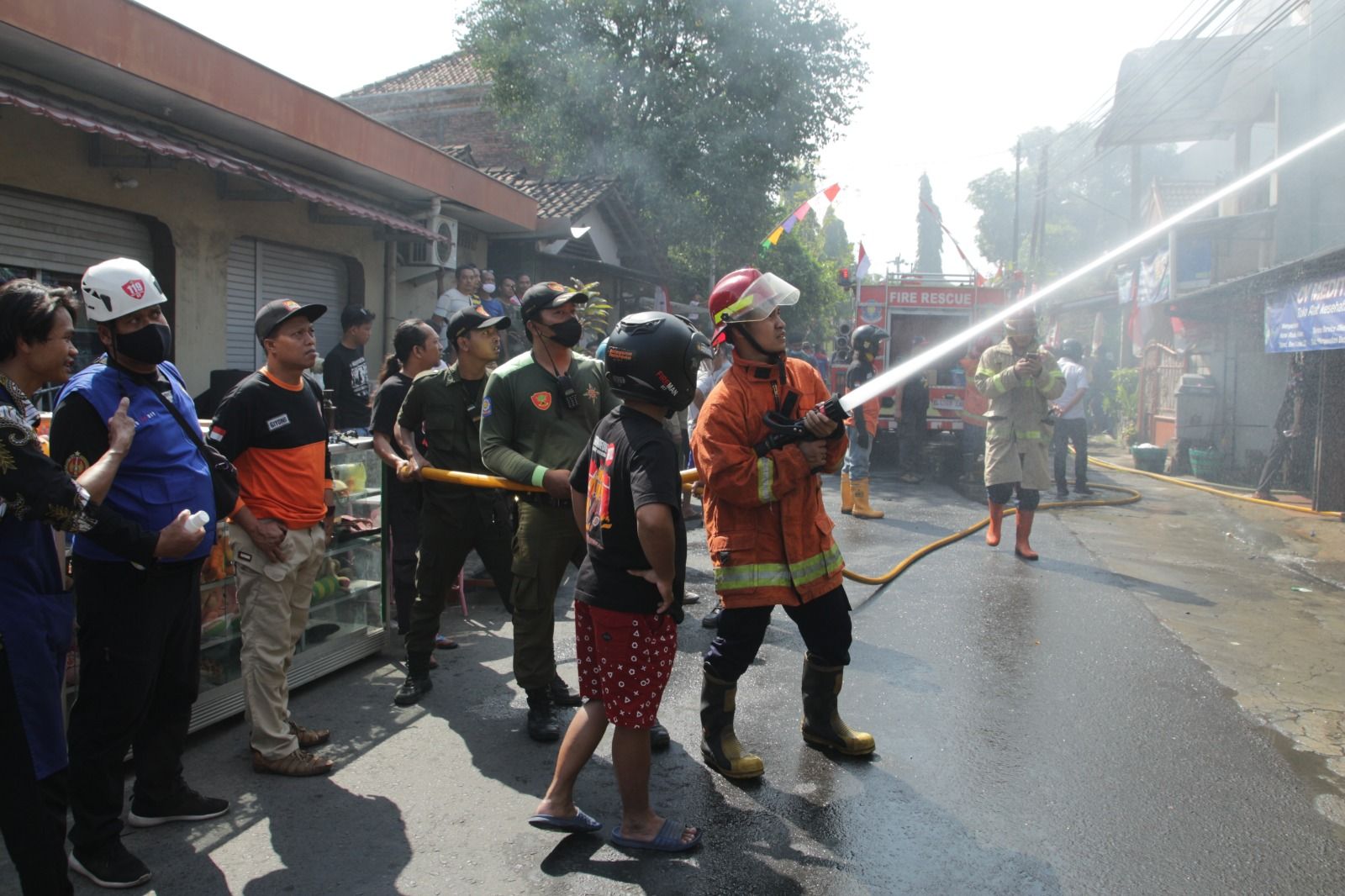 Petugas pemadam kebakaran memadamkan api di lokasi kebakaran di Bantul, Yogyakarta.