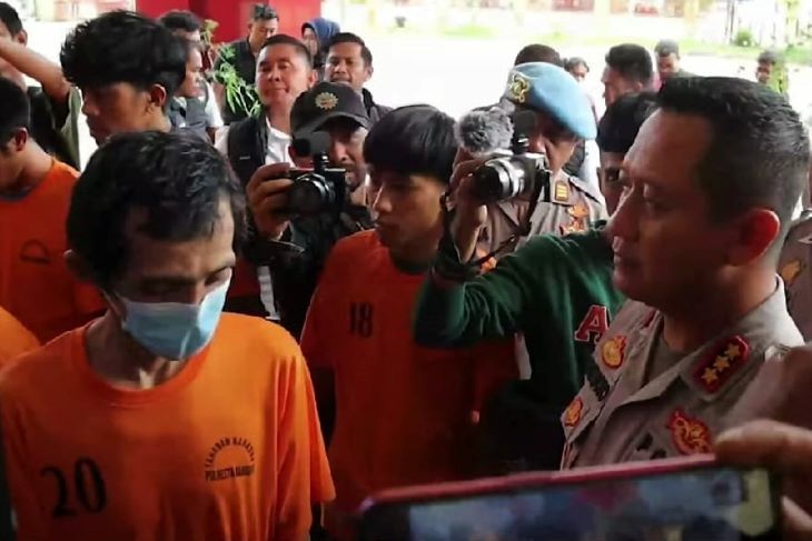 Kapolresta Bandung Kombes Pol Kusworo Wibowo saat menanyai seorang tersangka bandar naarkoba yang diamankan saat gelar Operasi Antik Lodaya 2023.