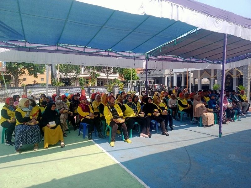 Warga RW 15 Kelurahan Leuwigajah, Kota Cimahi saat menghadiri reses Anggota DPRD Jabar, Ali Hasan
