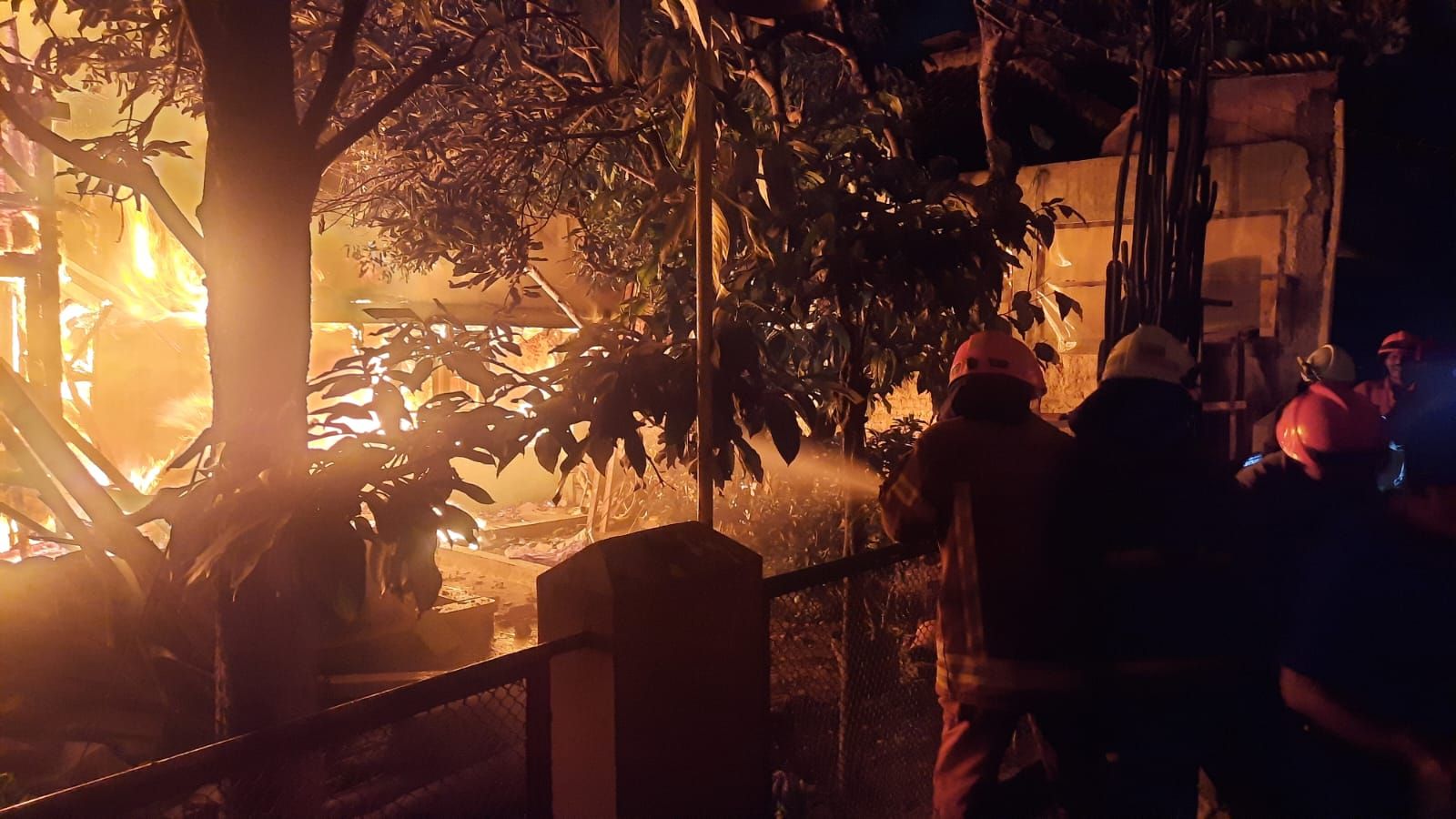 Kebakaran baru saja melanda sebuah rumah di Jalan Cukang Jati, Kelurahan Cibangkong, Kota Bandung, Sabtu 5 Agustus 2023.