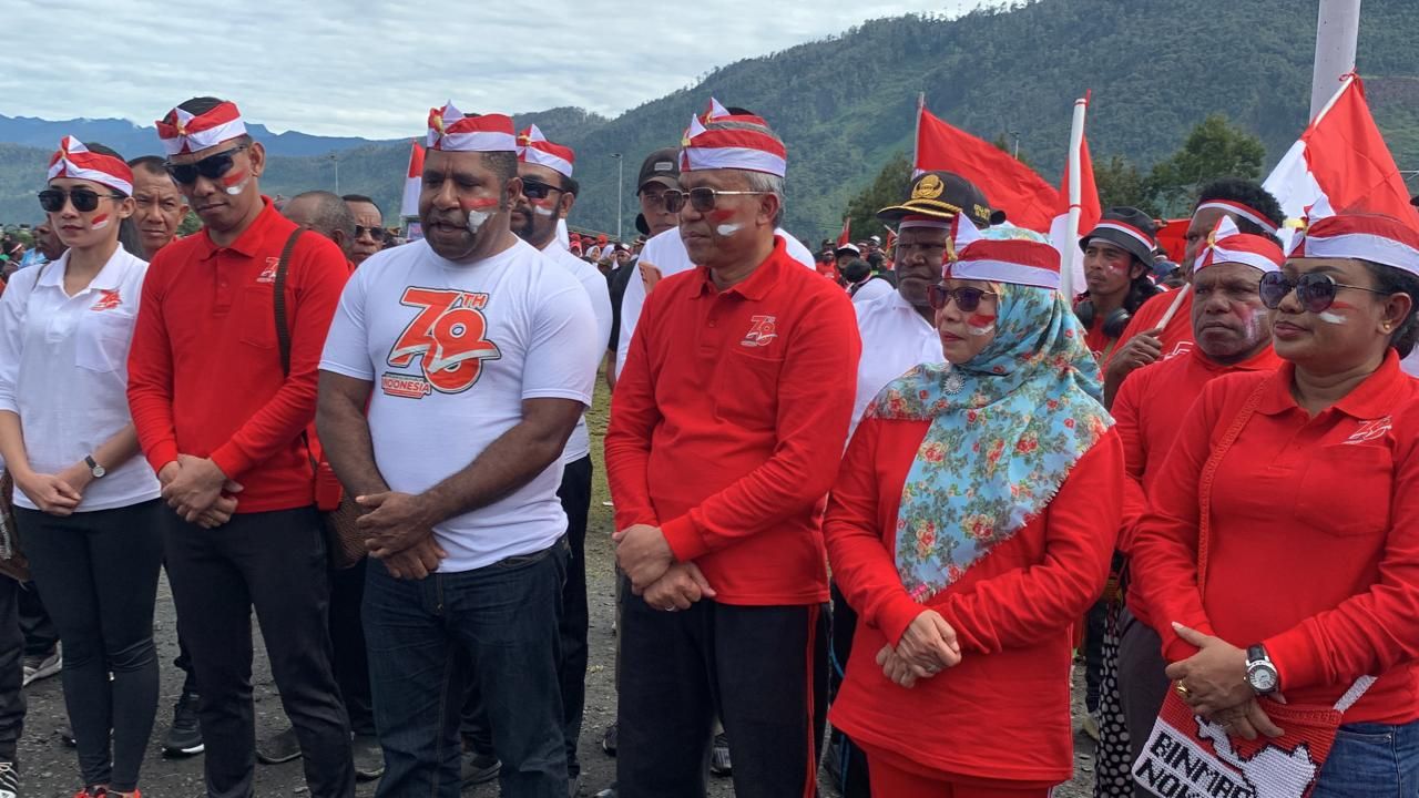 PJ Bupati Puncak Jaya Tumiran, S.Sos, M.AP, didampingi PJ Sekda Yubelina Enumbi, SE, MM, dan rombongan Forkopimda serta ratusan peserta lainnya turun ke lapangan melaksanakan Kirab Bendera Merah Putih.