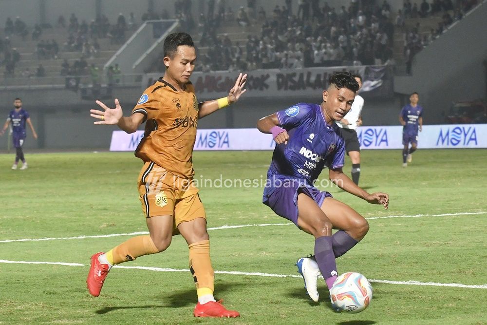 Duel pemain Persita Tangerang vs Bhayangkara FC.