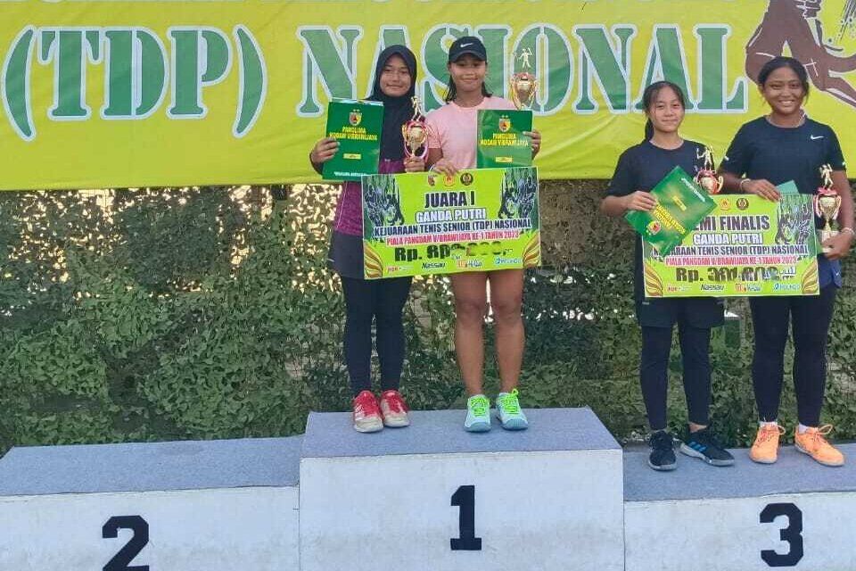 Petenis Kota Serang Cylova Zuleyka Hukmasabiyya dan Tiara Nuara saat menerima penghargaan sebagai juara 1 nasional ganda putri pada Kejurnas Tenis Piala Pangdam V Brawijaya 2023.