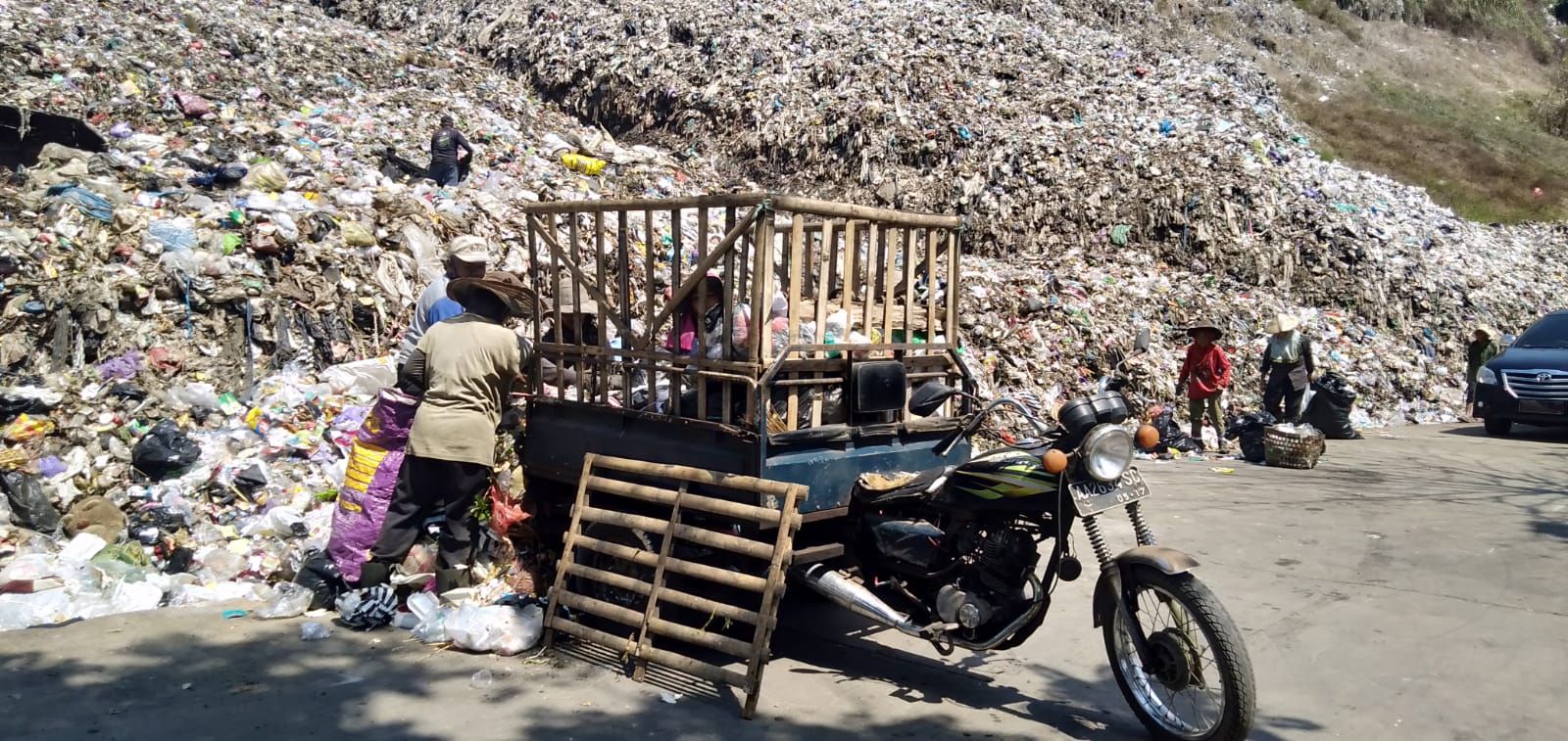 DLH Kabupaten Magelang berupaya untuk mengatasi kapasitas sampah berlebih di wilayahnya