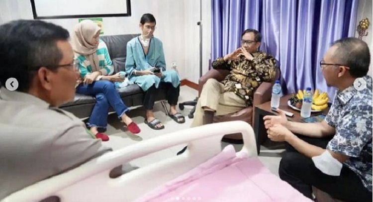 Menko Polhukam Mahfud MD menjenguk korban terjerat kabel serat optik, Sultan Rif’at Alfatih (20), yang dirawat di RS Polri Kramatjati,   Jakarta, Jumat 4 Agustus 2023 malam.*/Instagram/@mohmahfudmd