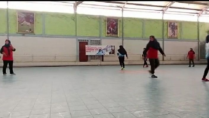 Tim Futsal Putri Puskesmas Bungursari sedang berhadapan dengan Tim Futsal Puskesmas Purbaratu