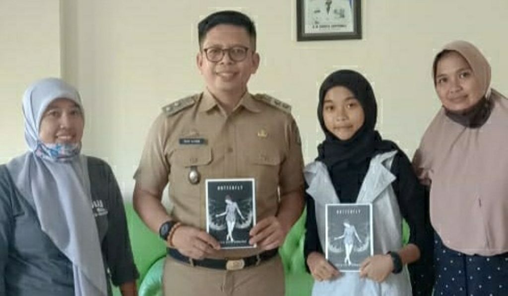 Momen saat Wakil Bupati Bulukumba Tomy Satria Yulianto mengapresiasi dan mengundang Nayla  Putri Humairah ke Kantor Bupati pada tahun 2020 silam.