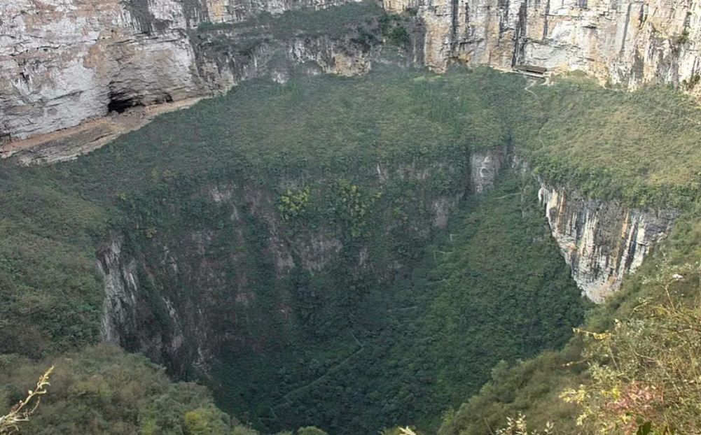 Xiaozhai Tiankeng atau Lubang Surgawi, lubang runtuhan terbesar yang diketahui di Bumi. (Kredit gambar: Brookqi, Domain publik, melalui Wikimedia Commons)