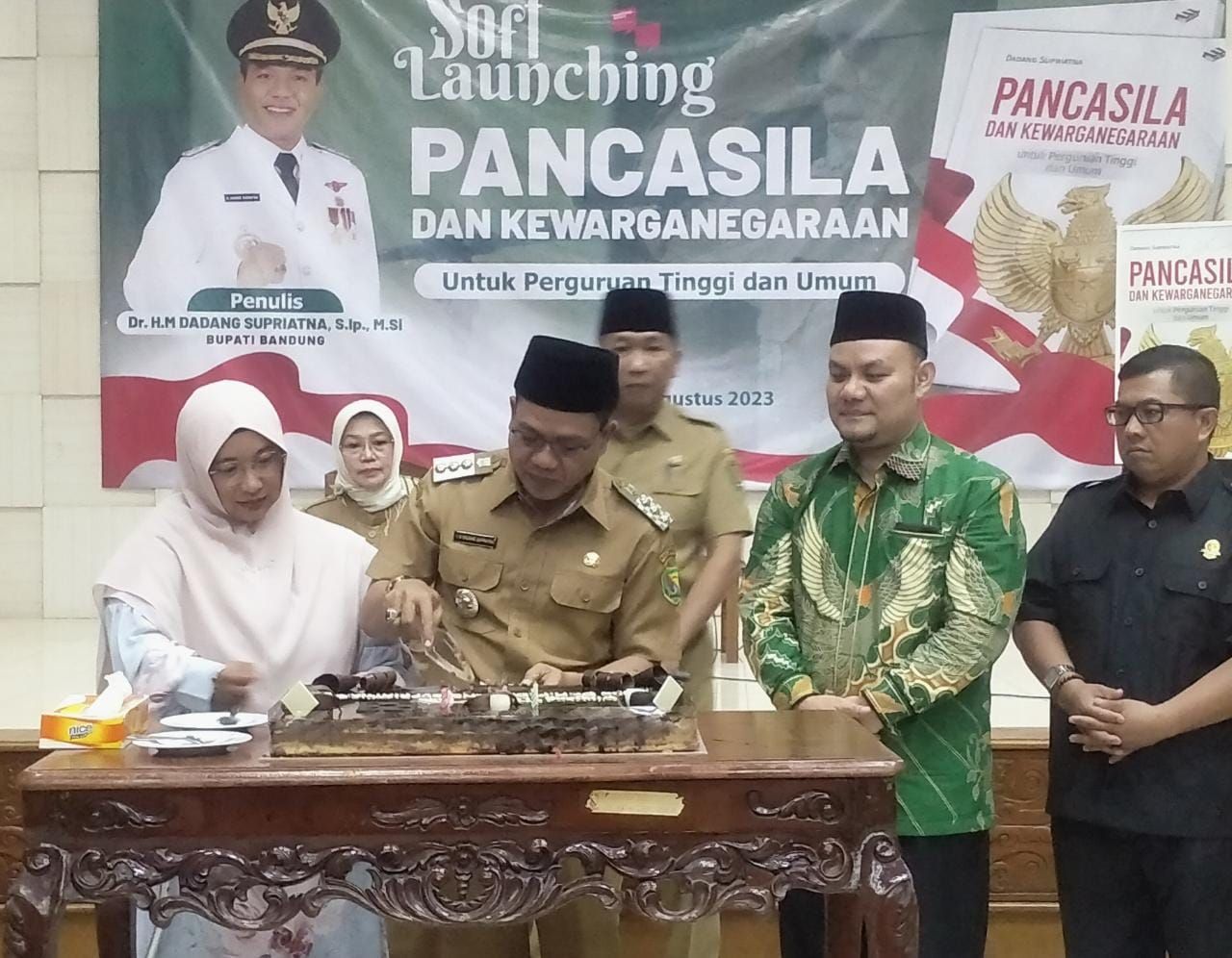 Proses pemotongan kue ulang tahun Bupati Bandung Dadang Supriatna ditemani sang istri Emma Dety Permanawati, hari ini Senin 7 Juli 2023./ Feby Syarifah - GalamediaNews
