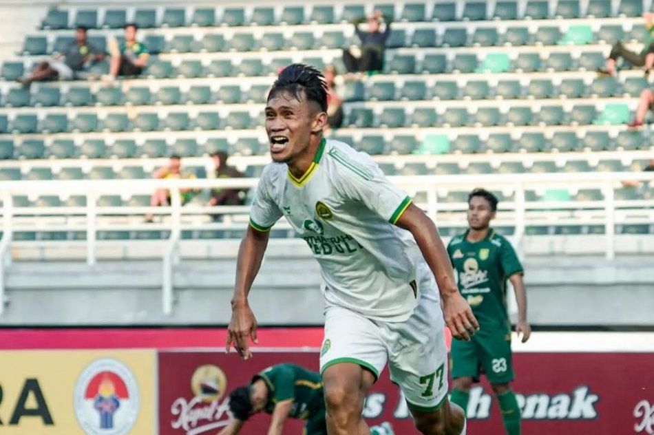 Rizki Hidayat mencetak gol pada kemenangan 1-2 Persikabo 1973 atas Persebaya Surabaya. 