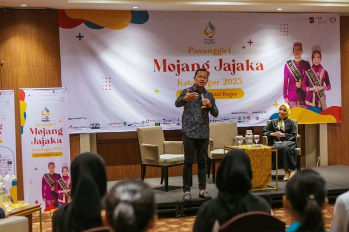Walikota Bogor Bima Arya saat menjadi narasumber pembukaan talkshow semifinalis Mojang Jajak di Swiss-Belhotel, Sabtu, 5 Agustus 2023.