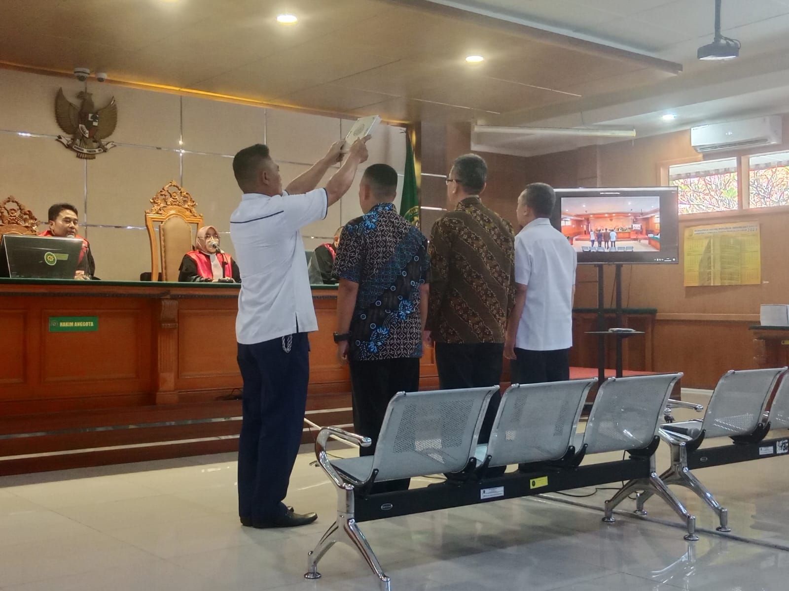 Yana Mulyana, Dadang Darmawan dan Khairul Rizal saat disumpah menjadi saksi kasus korupsi di Pengadilan Tipikor Bandung