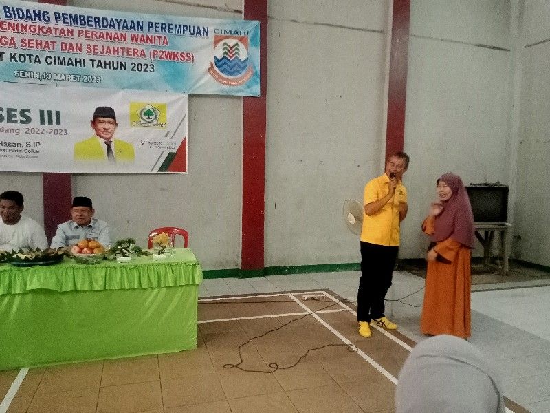 Wakil Ketua DPD Golkar Cimahi, Budhi Setiawan tengah berdialog dengan warga RW 2 Kelurahan Utama