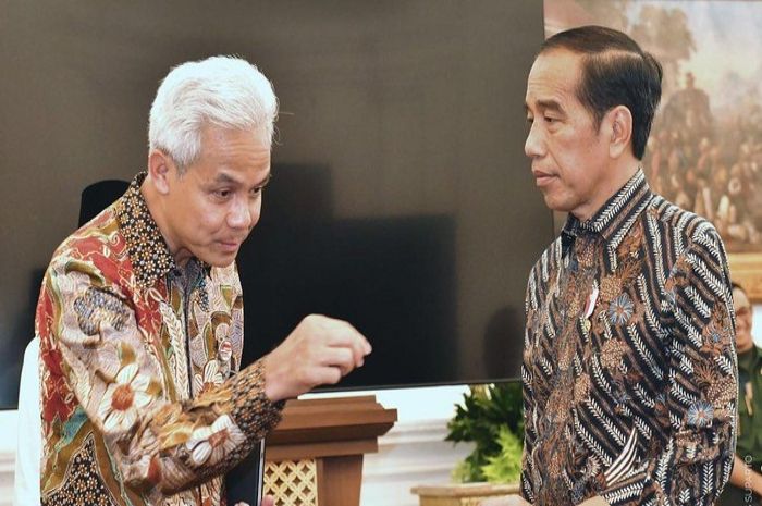 Gubernur Jawa Tengah Ganjar Pranowo saat berdiskusi dengan Presiden Joko Widodo di Istana Kepresidenan Jakarta